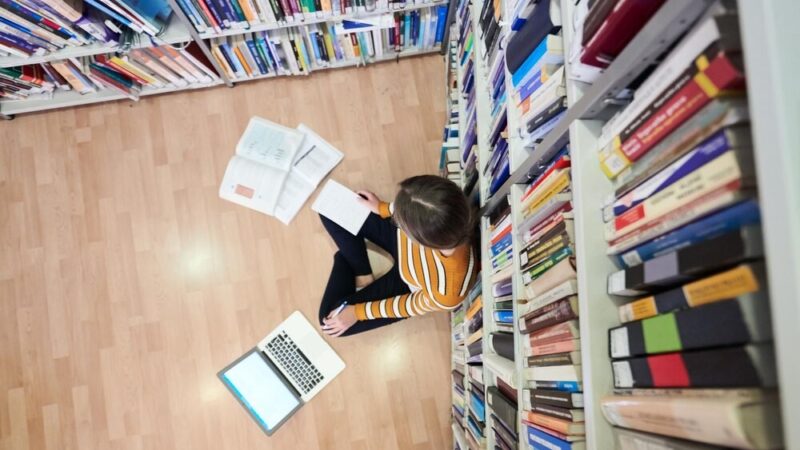 Prewencja w szkołach: Policjanci edukują młodzież o odpowiedzialności i bezpieczeństwie