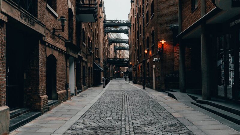 Kostka brukowa przed domem – jak dopasować kolor do elewacji?