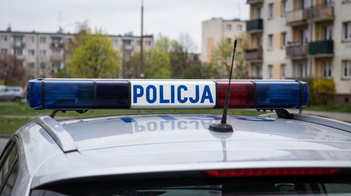 Bezpieczne drogi: Policjantka uczy dzieci zasad ruchu drogowego